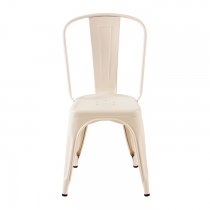 Chaise de forme A, en couleur blanc ivoire mat. Le look est vintage et la marque Tolix.