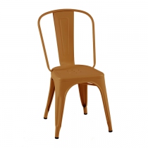 Chaise en acier de la marque Tolix dans un jolie coloris terracotta.