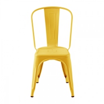 Chaise dans un coloris jaune moutarde très tendance. Tolix est une marque industriel.