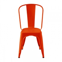 Chaise de couleur rouge orangé, model poivron. Sa finition est laqué mat. La marque est Tolix.